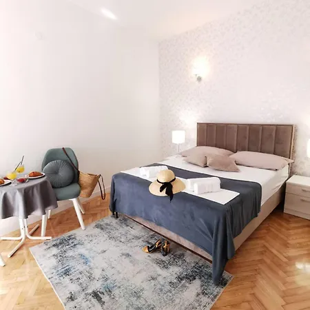 & Bedroom D&m2 マカルスカ